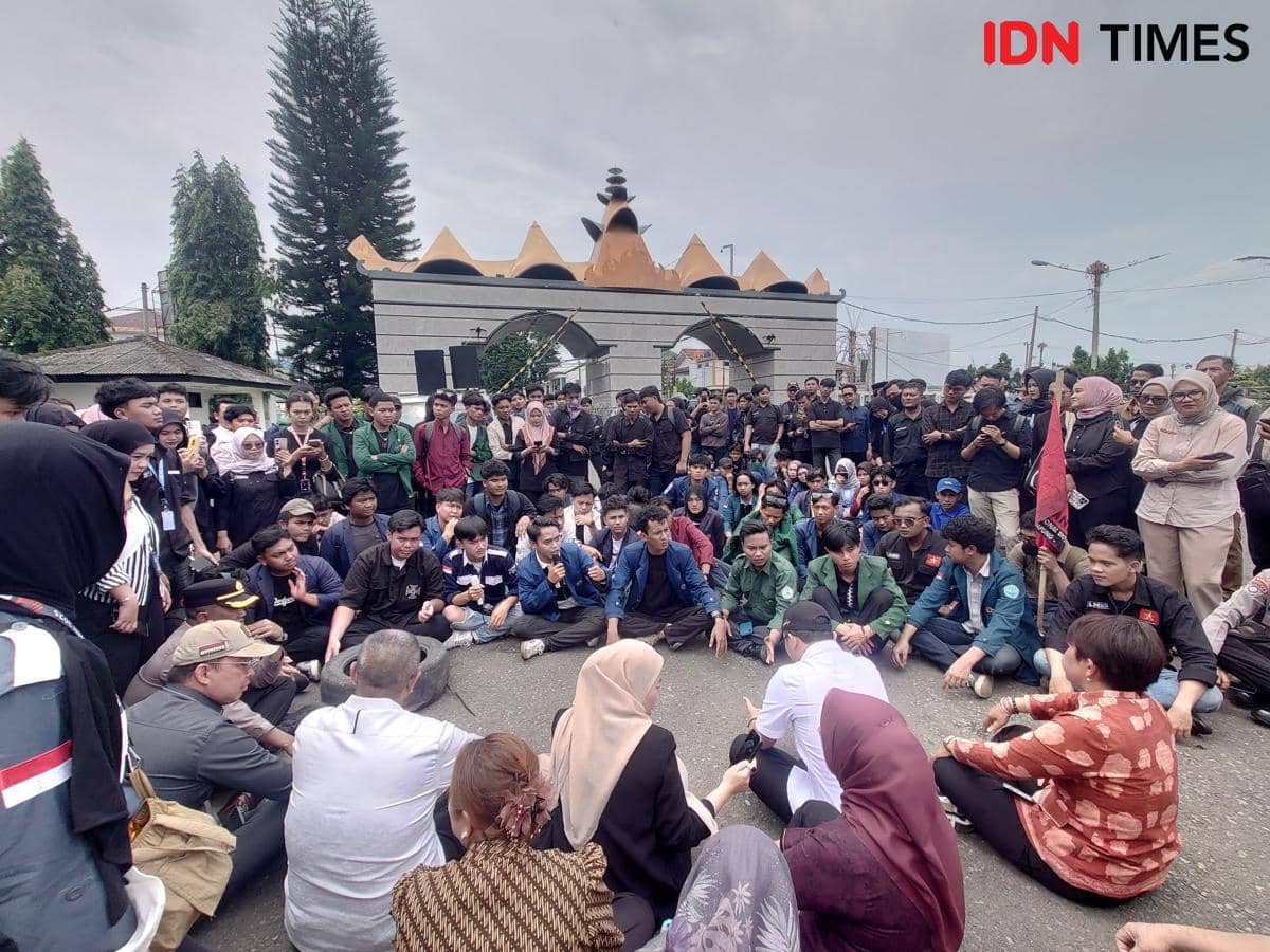 Massa Mahasiswa Geruduk DPRD Lampung, Desak Perbaikan Pendidikan!
