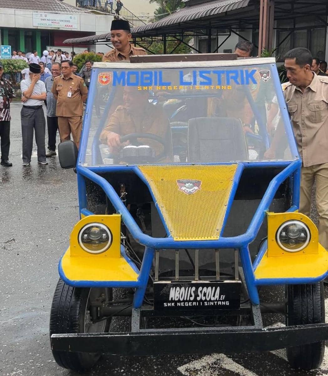 Mobil listrik rakitan siswa di SMKN 1 Sintang. 