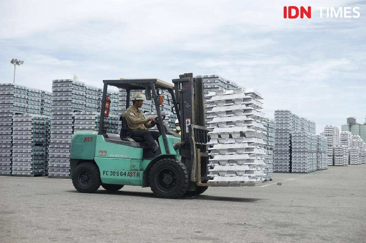 Seorang pekerja mengendarai forklift mengangkut ingot yang diproduksi PT Inalum di Smelter Kuala Tanjung, Batubara, Selasa (2/9/2025) (IDN Times/Doni Hermawan)