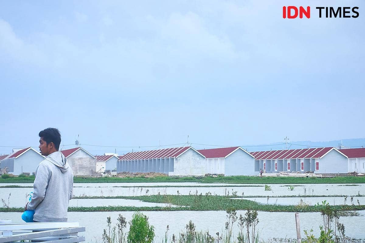 Seorang pekerja sektor informal mengamati deretan rumah bersubsidi di Kabupaten Kendal, Jawa Tengah, Kamis (12/2/2026). Melalui ekosistem perumahan yang inklusif, Bank BTN terus membuka pintu bagi para pekerja mandiri yang sebelumnya dianggap sulit menjangkau akses pembiayaan perbankan.
