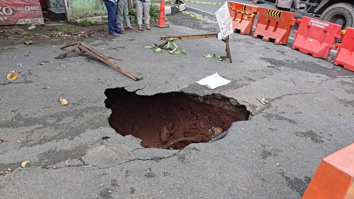 jalan ambles, jalan berlubang