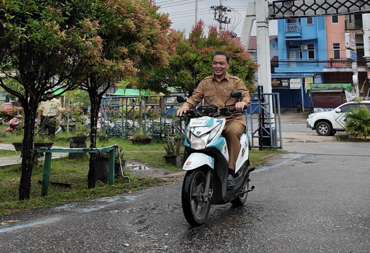Norsan menjajal sepeda motor listrik rakitan siswa. 