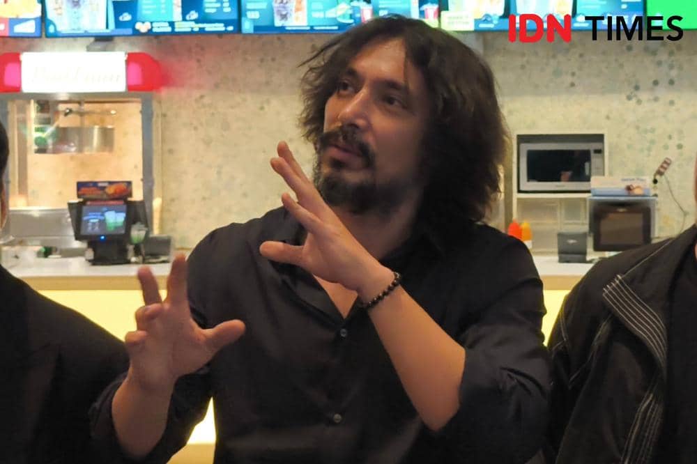 Abimana Aryasatya dalam sesi doorstop usai press conference film Ghost in the Cell di Jakarta, Senin (23/2/2026)