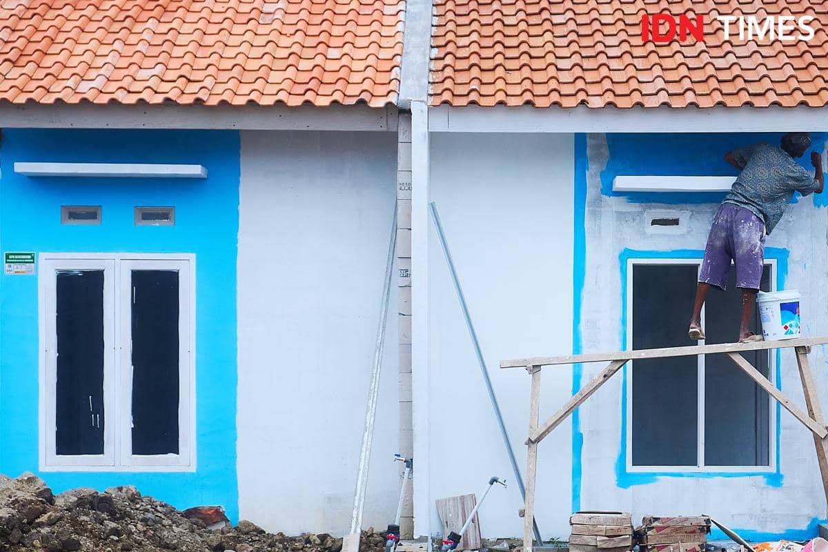 Seorang buruh bangunan menyelesaikan pengerjaan unit rumah bersubsidi di Kabupaten Kendal, Jawa Tengah, Kamis (12/2/2026). Sinergi antara pengembang dan Bank BTN dalam ekosistem perumahan nasional bertujuan untuk mempercepat penyediaan hunian layak dan terjangkau bagi para pekerja di sekitar kawasan industri. (IDN Times/Dhana Kencana)