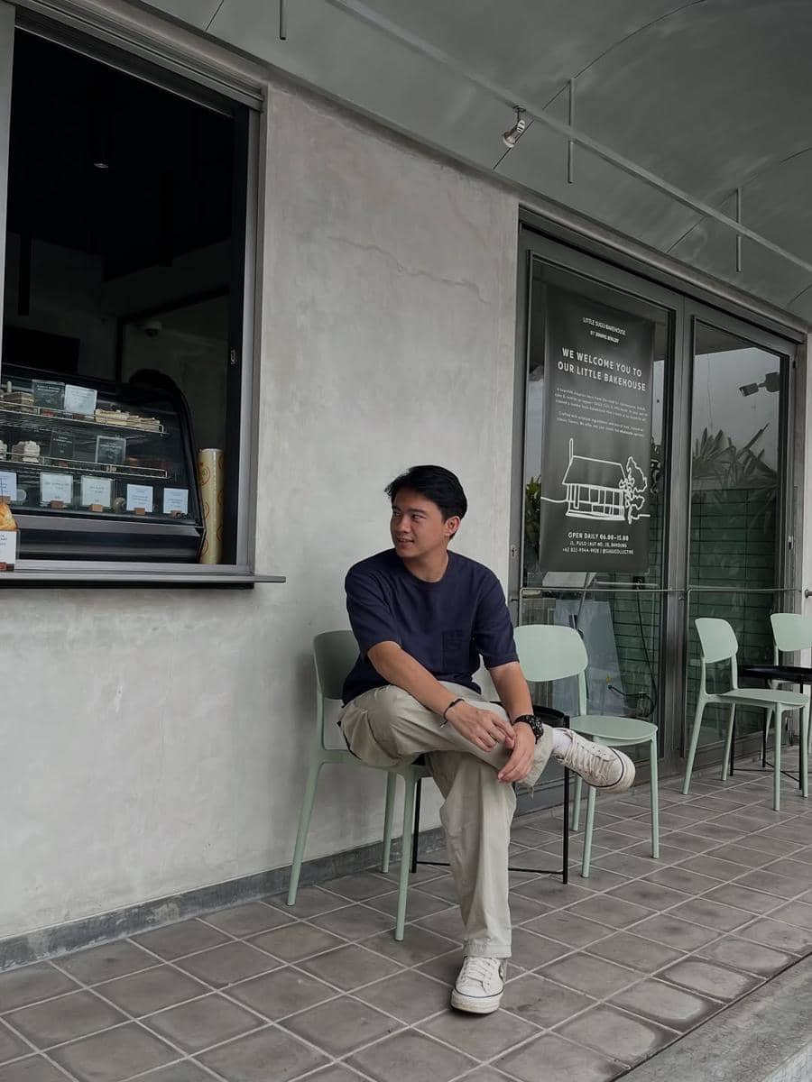 Styling atasan short sleeve ala Gusti Rayhan