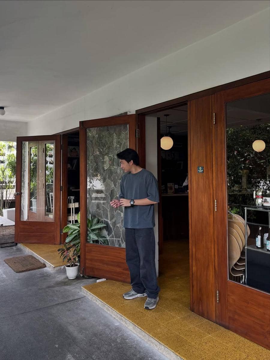 Styling atasan short sleeve ala Gusti Rayhan