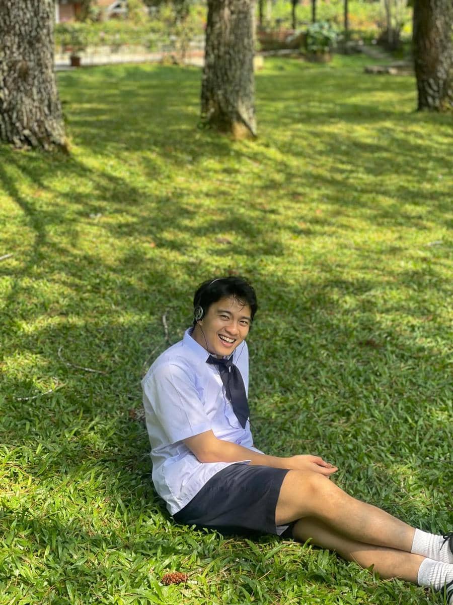 Styling atasan short sleeve ala Gusti Rayhan