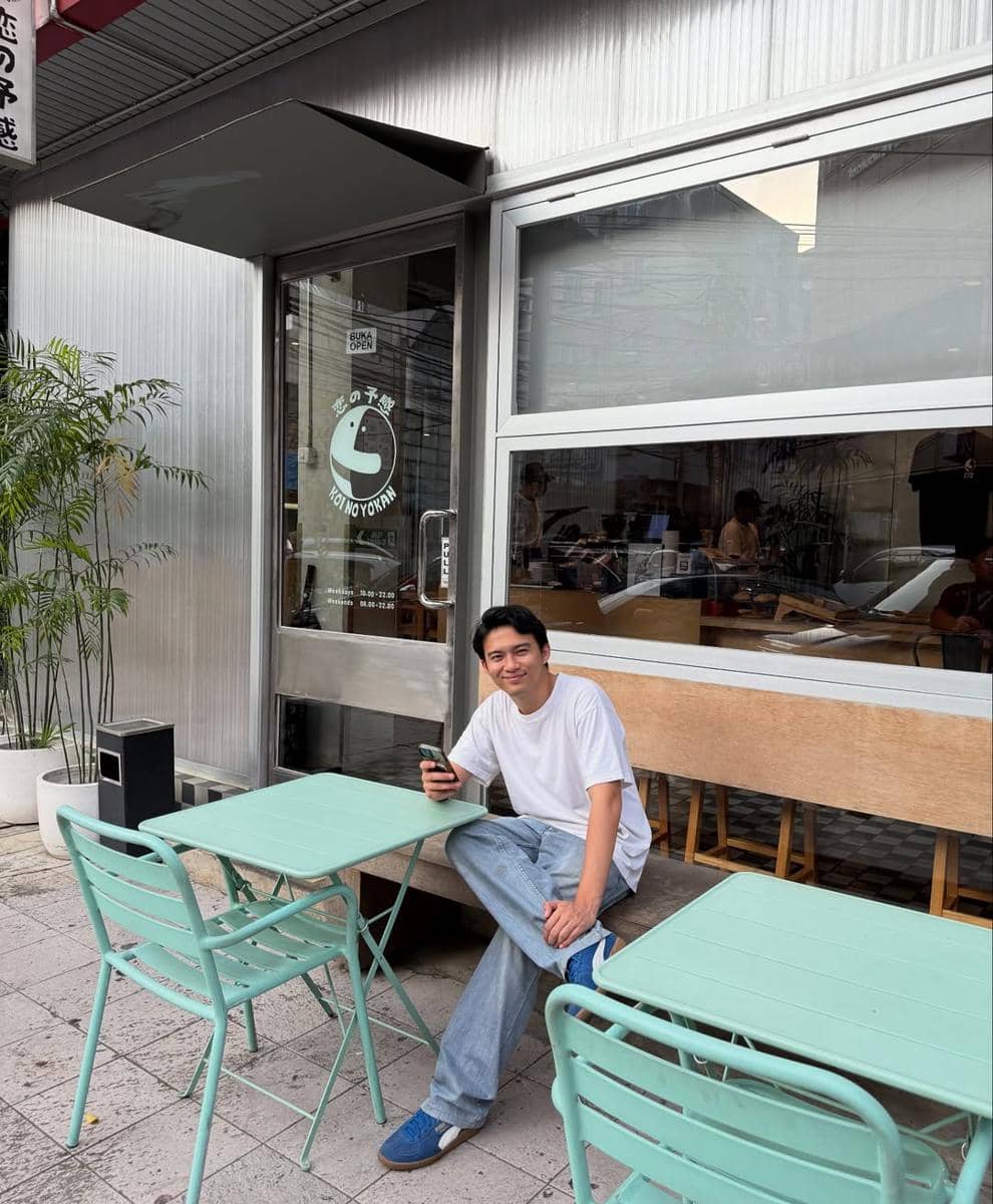 Styling atasan short sleeve ala Gusti Rayhan