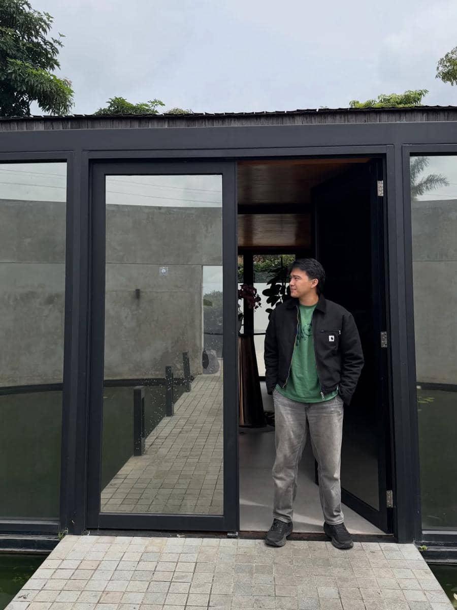 Styling atasan short sleeve ala Gusti Rayhan