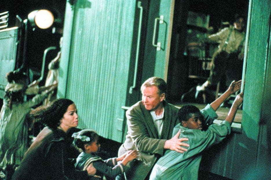 cuplikan adegan dalam film Rosewood (1997)