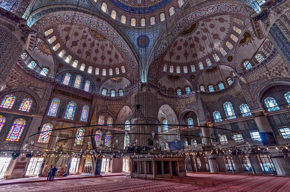 Interior Masjid Sultan Ahmed, Istanbul, Turki.