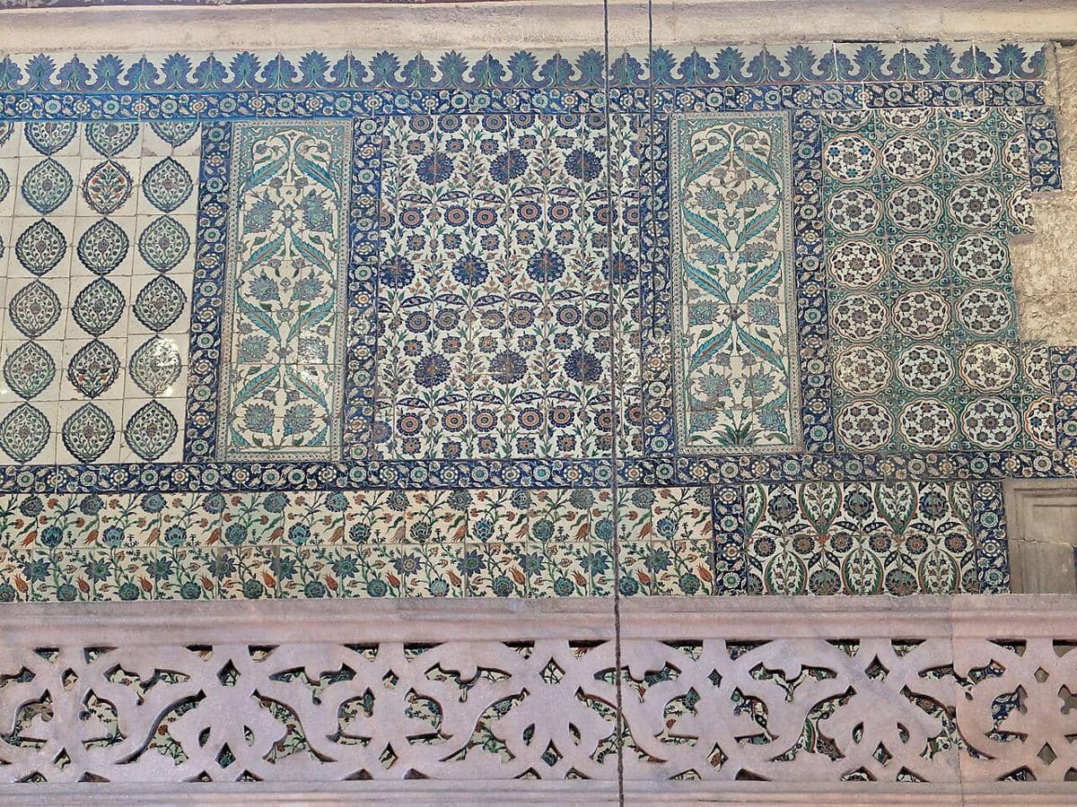 Ubin keramik yang indah di balkon Masjid Sultan Ahmed, Istanbul, Turki.