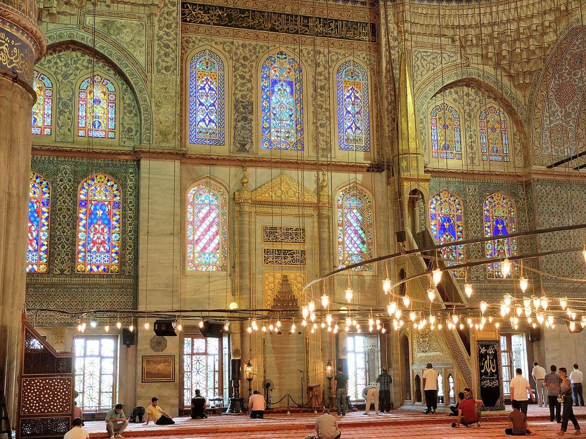 Interior Masjid Sultan Ahmed, Istanbul, Turki, khususnya bagian mihrab (tengah) dan mimbar (kanan).