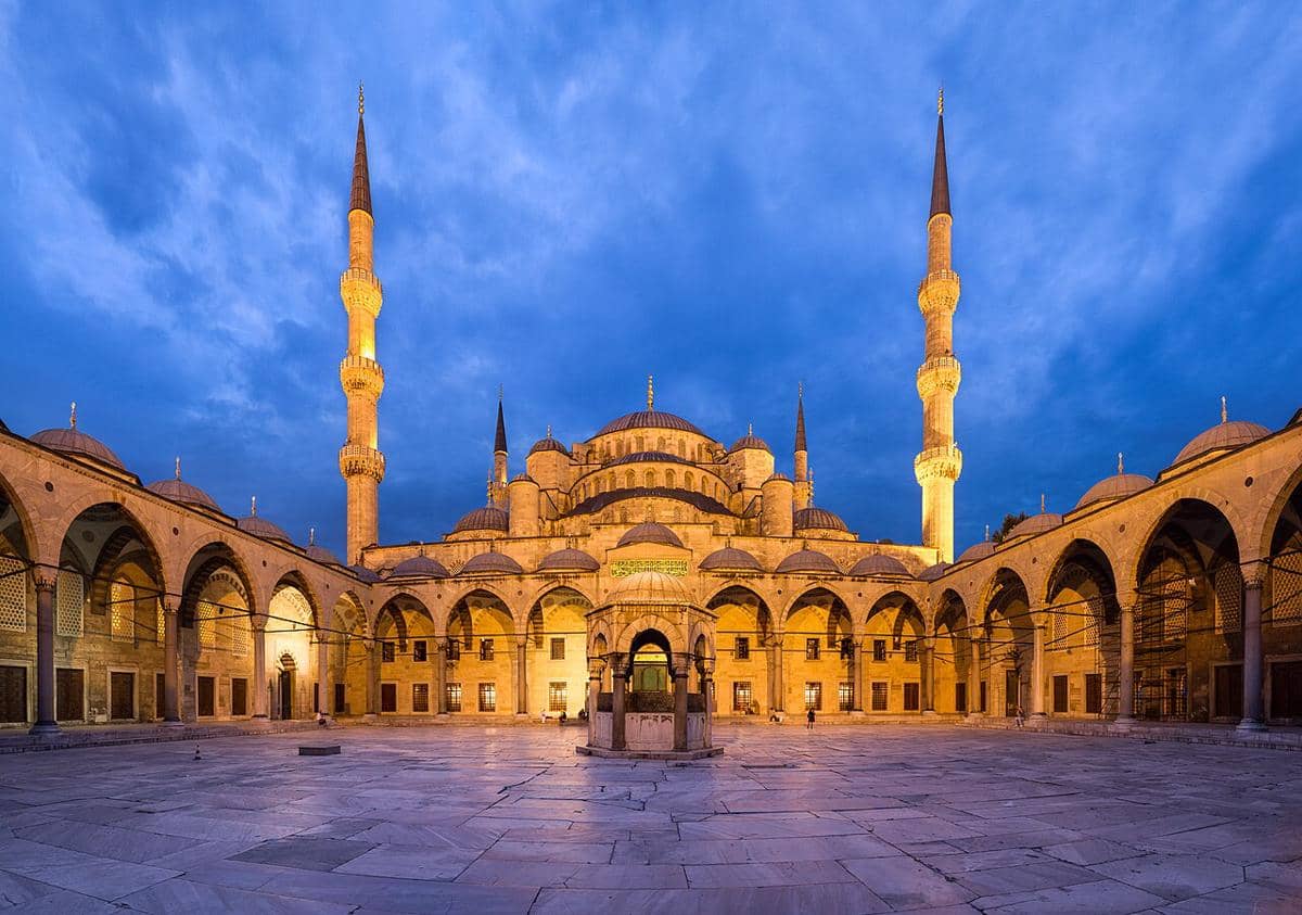 Halaman Masjid Sultan Ahmed, Istanbul, Turki, yang di tengahnya terdapat air mancur wudhu (shadirvan).