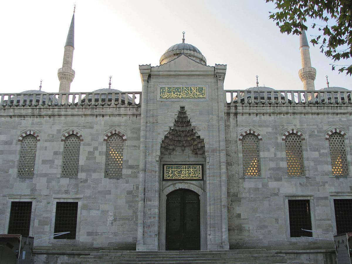 Pintu masuk utama Masjid Sultan Ahmed, Istanbul, Turki.