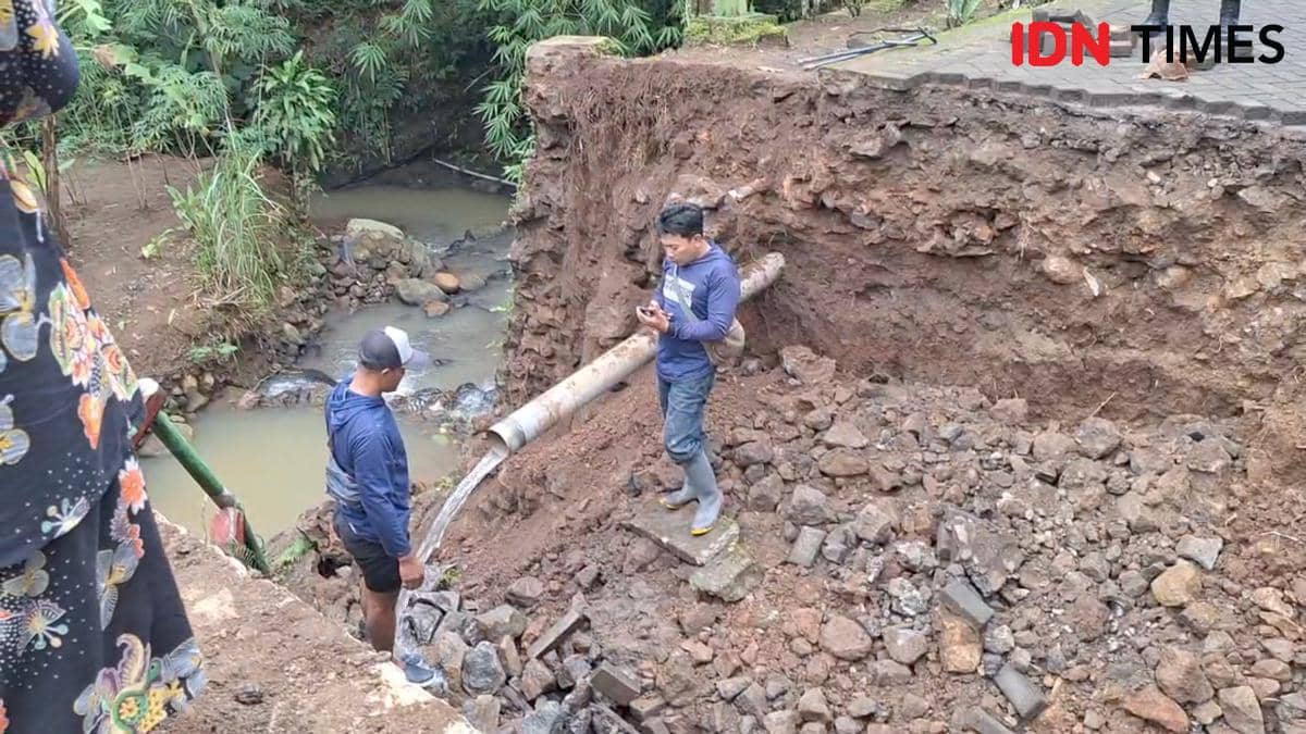 jembatan penghubung antar Desa Ngrambe dan Sidomulyo, Ngawi putus diterjang banjir. IDN Times/Riyanto.