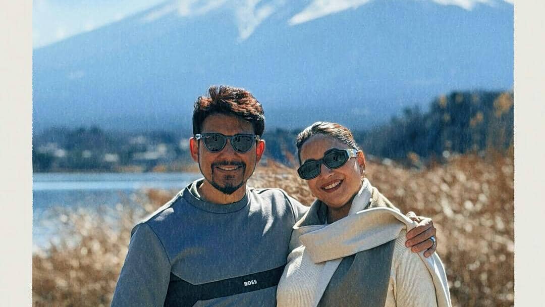 9 Potret Madhuri Dixit Liburan di Jepang Bareng Suami, So Sweet!