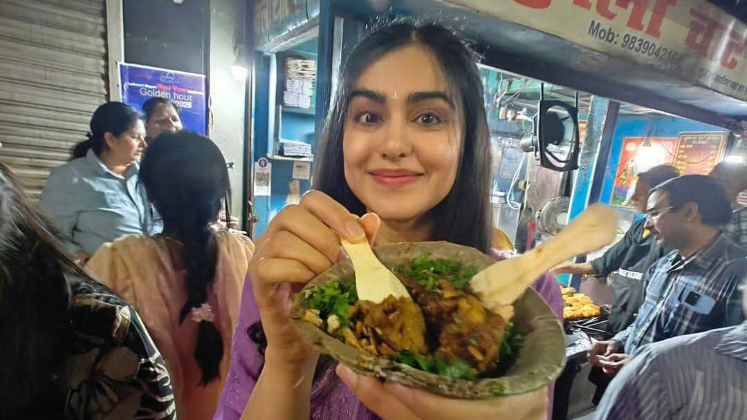 9 Potret Adah Sharma Trip ke Lucknow, Seru Jajan Pangsit Kali Lima