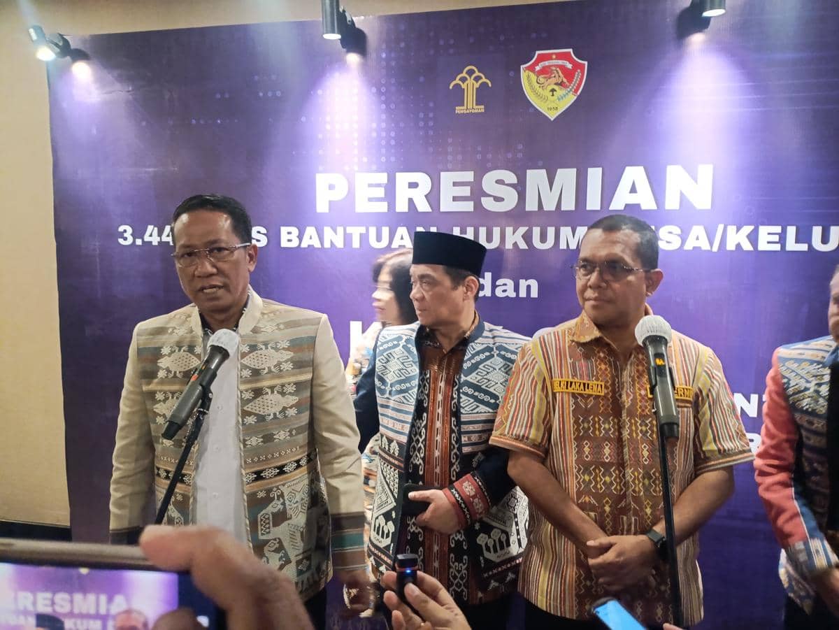 Menteri Hukum RI, Supratman Andi Agtas, bersama Gubernur NTT, Emanuel Melkiades Laka Lena meresmikan 3.442 posbakum. (IDN Times/Putra Bali Mula)