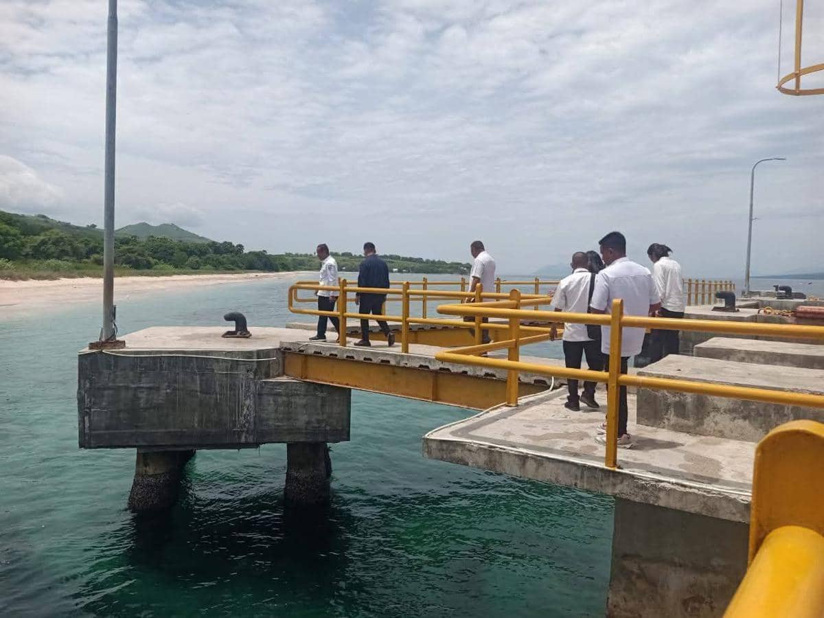 Pihak ASDP melakukan survei di Pelabuhan Waijarang Lembata, NTT. (Dok Humas Pemkab Lembata)