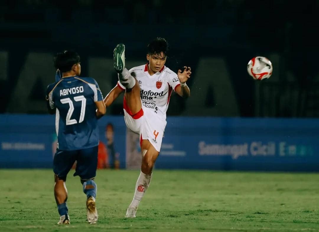 Kadek Arel (putih) saat menghalau serangan pemain PSIM Yogyakarta.