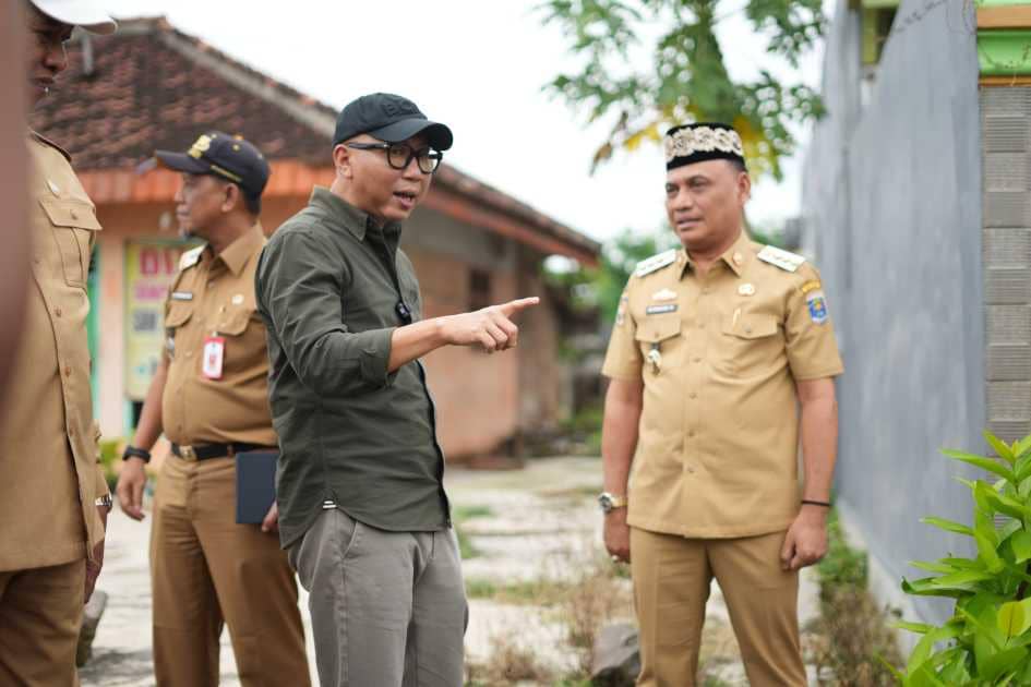 Gubernur Lampung, Rahmat Mirzani Djauzal, turun langsung mengecek kondisi jalan penghubung vital antara Kota Metro dan Kabupaten Lampung Tengah