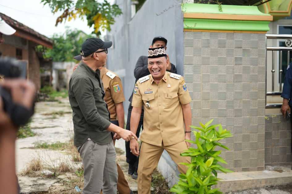 Gubernur Lampung, Rahmat Mirzani Djauzal, turun langsung mengecek kondisi jalan penghubung vital antara Kota Metro dan Kabupaten Lampung Tengah
