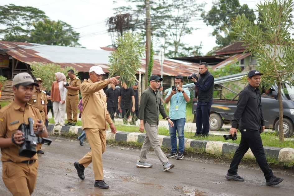 Gubernur Lampung, Rahmat Mirzani Djauzal, turun langsung mengecek kondisi jalan penghubung vital antara Kota Metro dan Kabupaten Lampung Tengah
