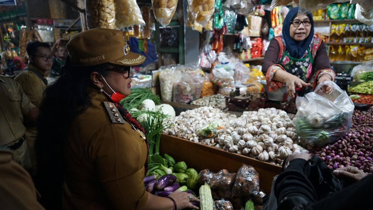 Bupati Gunungkidul, Endah Subekti Kuntariningsih berdialog dengan pedagang di Pasar Argosari.(Dok.Diskominfo Gunungkidul)