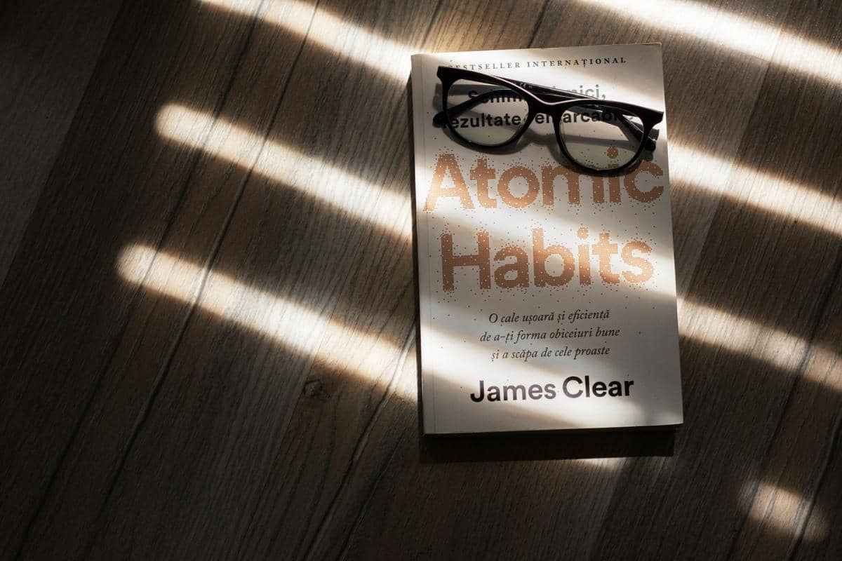 Kenapa Buku Atomic Habits Cocok Kamu Baca saat Ngabuburit?