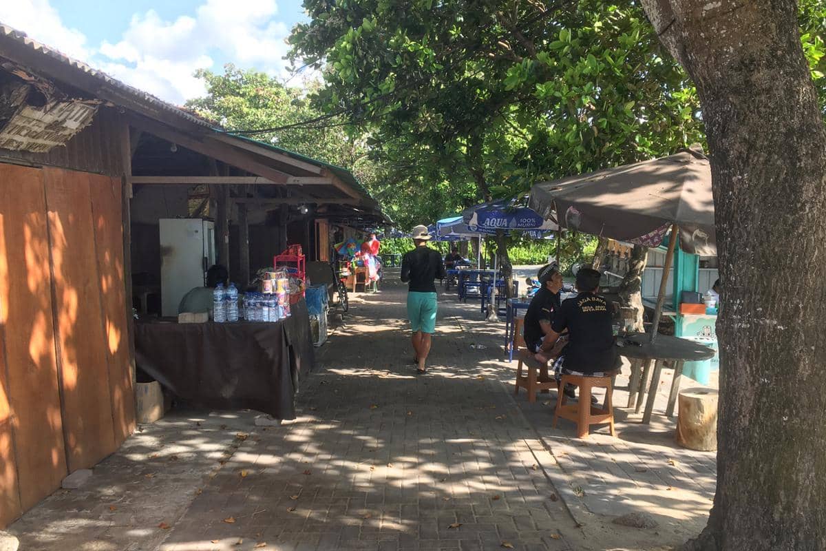 beberapa warung di Pantai Mertasari (dok.pribadi/Natalia Indah)