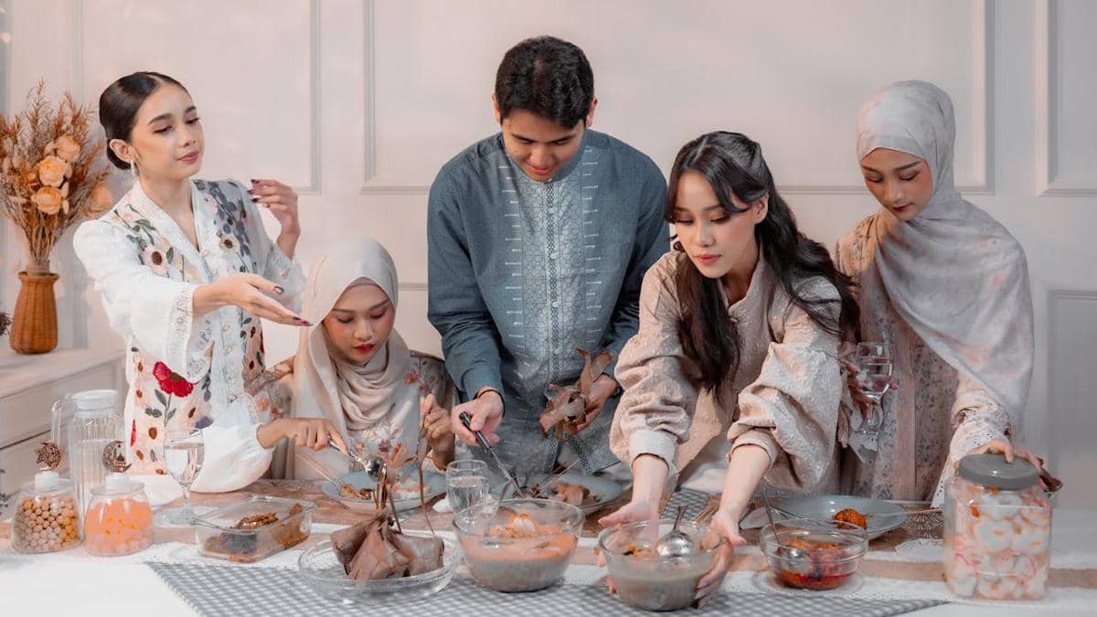 illustrasi memilih menu berbuka puasa 