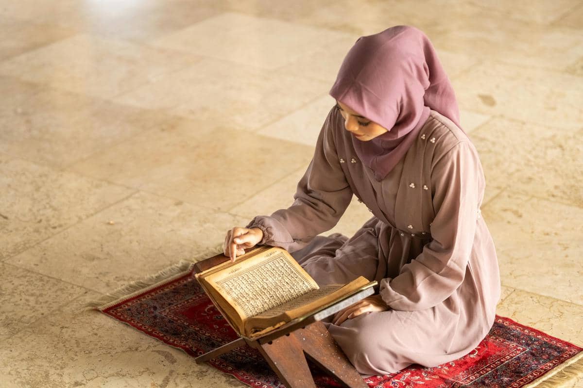 Ilustrasi Membaca Al-Qur'an