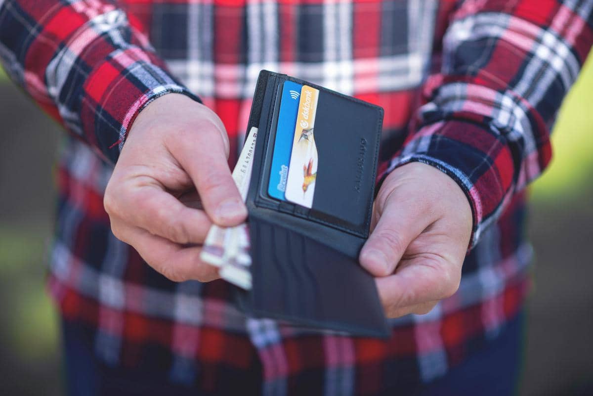 4 Tips agar Tidak Jadi Cowok yang Doom Spending, Anti Boros!