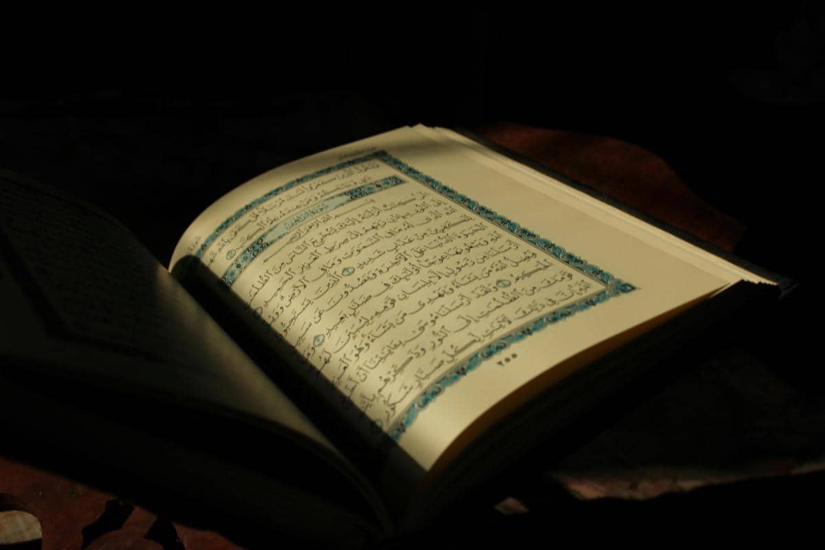 ilustrasi membaca Al-Qur'an