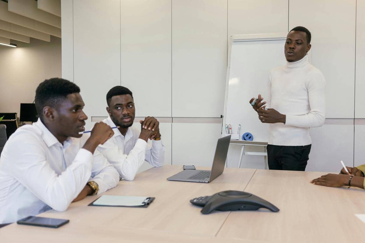 ilustrasi pria diam-diam sukses 