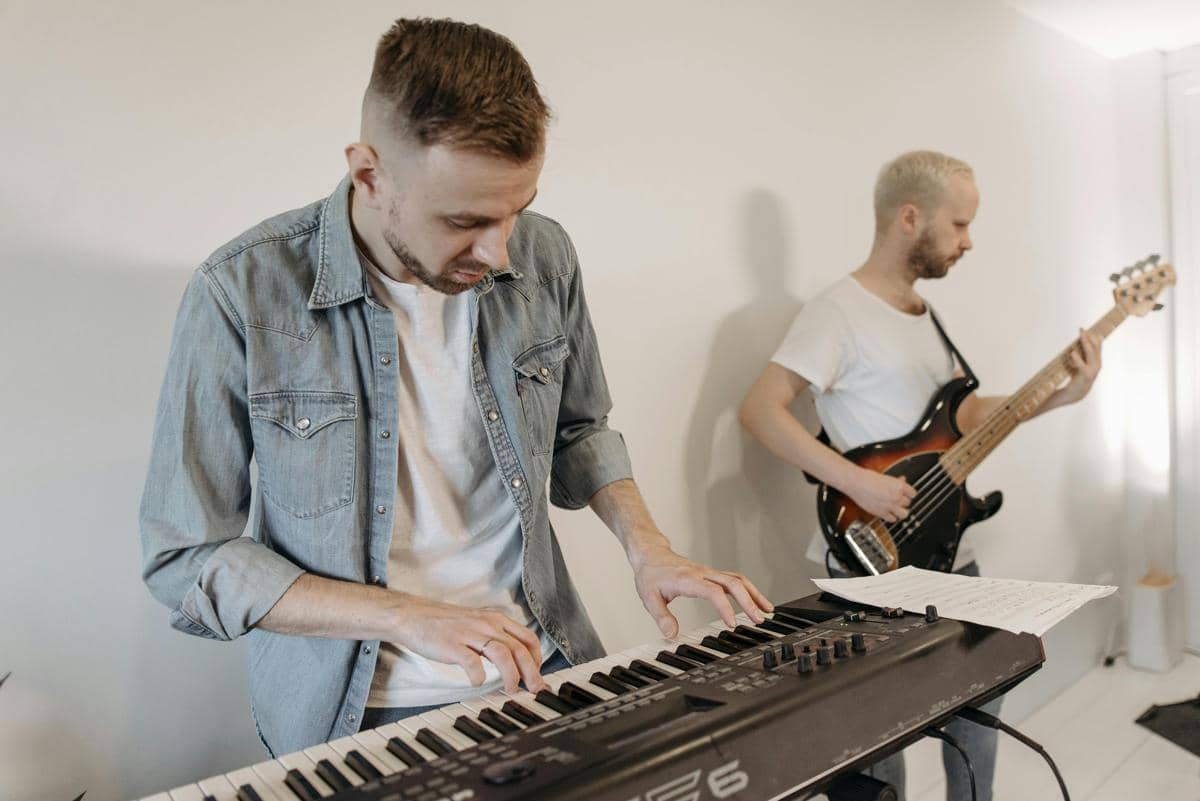 ilustrasi pria mencegah doom spending