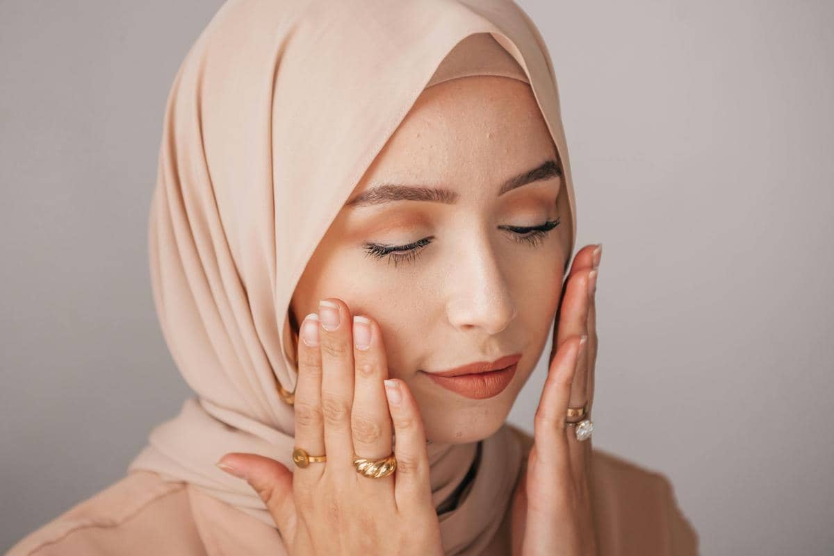 ilustrasi hijabers menggunakan makeup 