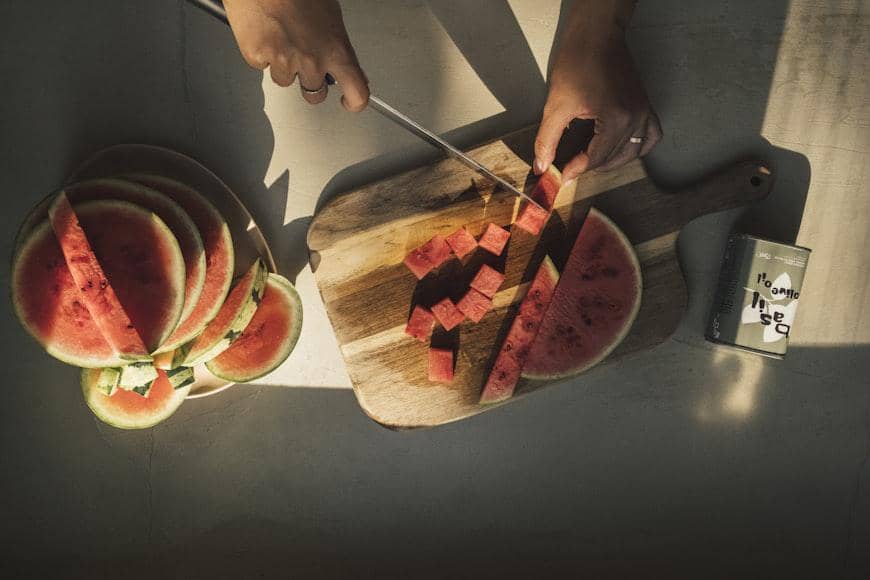 ilustrasi memotong semangka