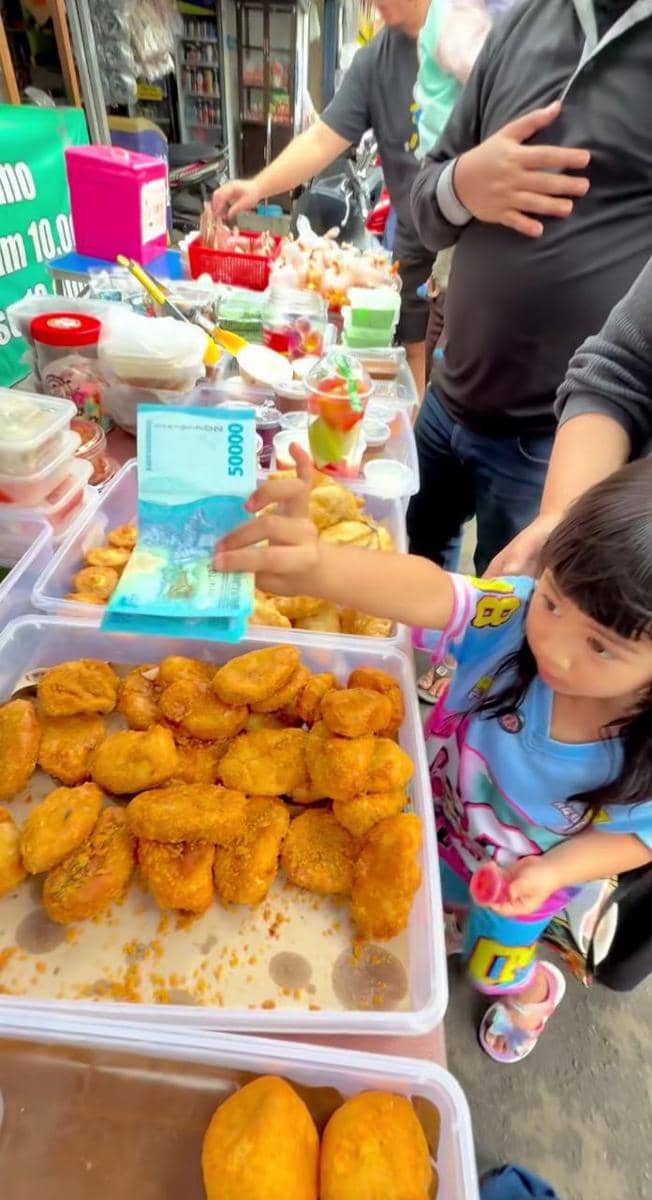 Moana anak Ria Ricis saat berburu takjil untuk berbuka puasa.