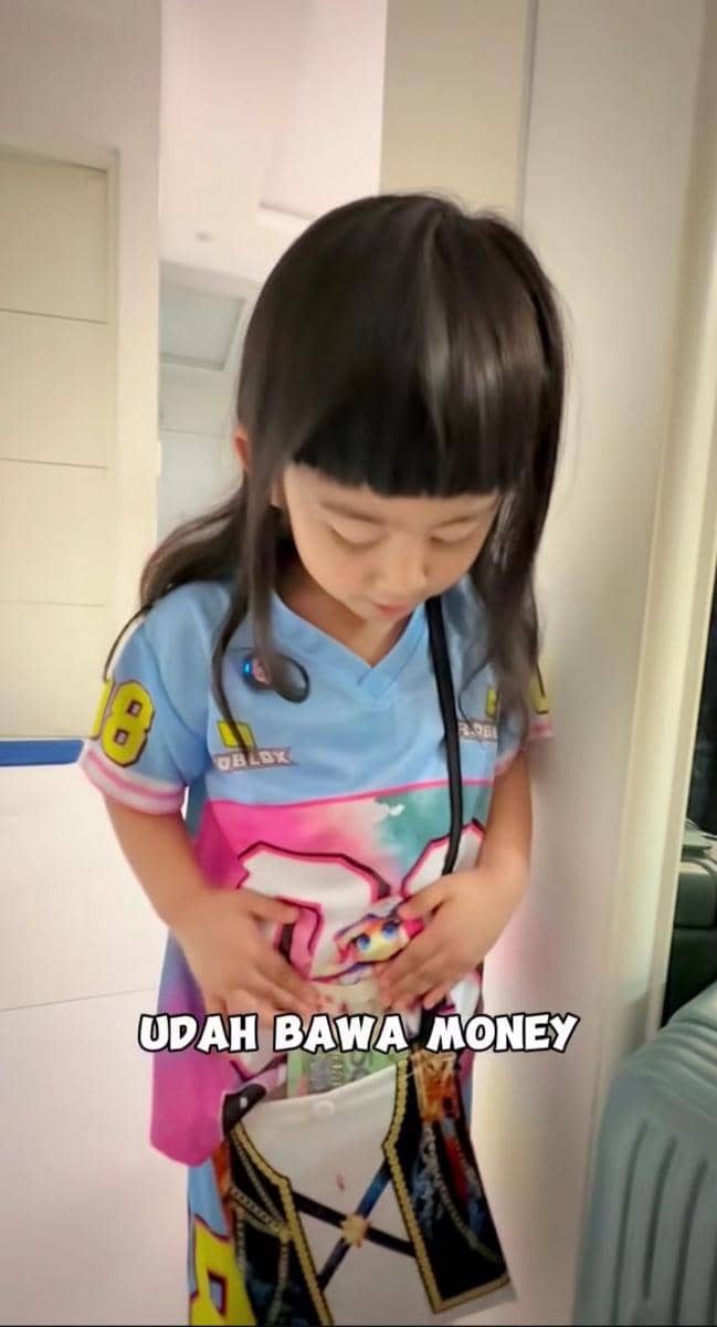 Moana anak Ria Ricis saat berburu takjil untuk berbuka puasa.