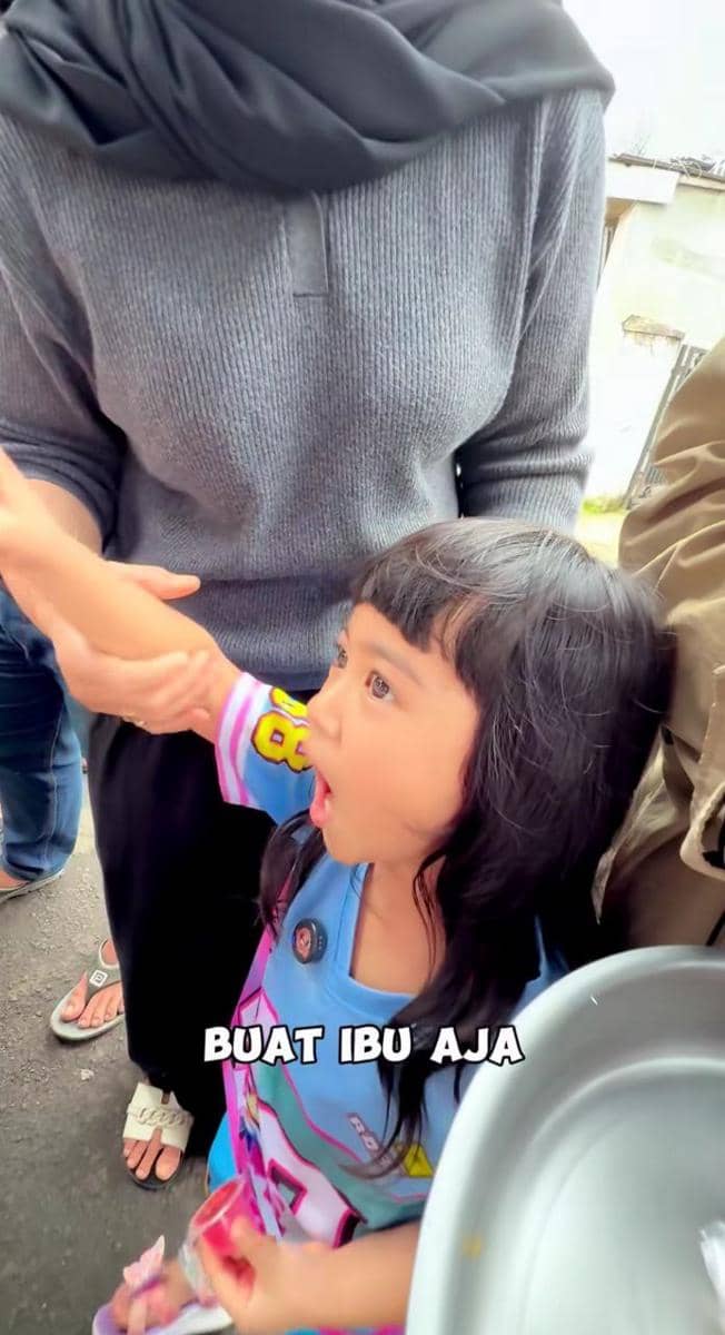 Moana anak Ria Ricis saat berburu takjil untuk berbuka puasa.