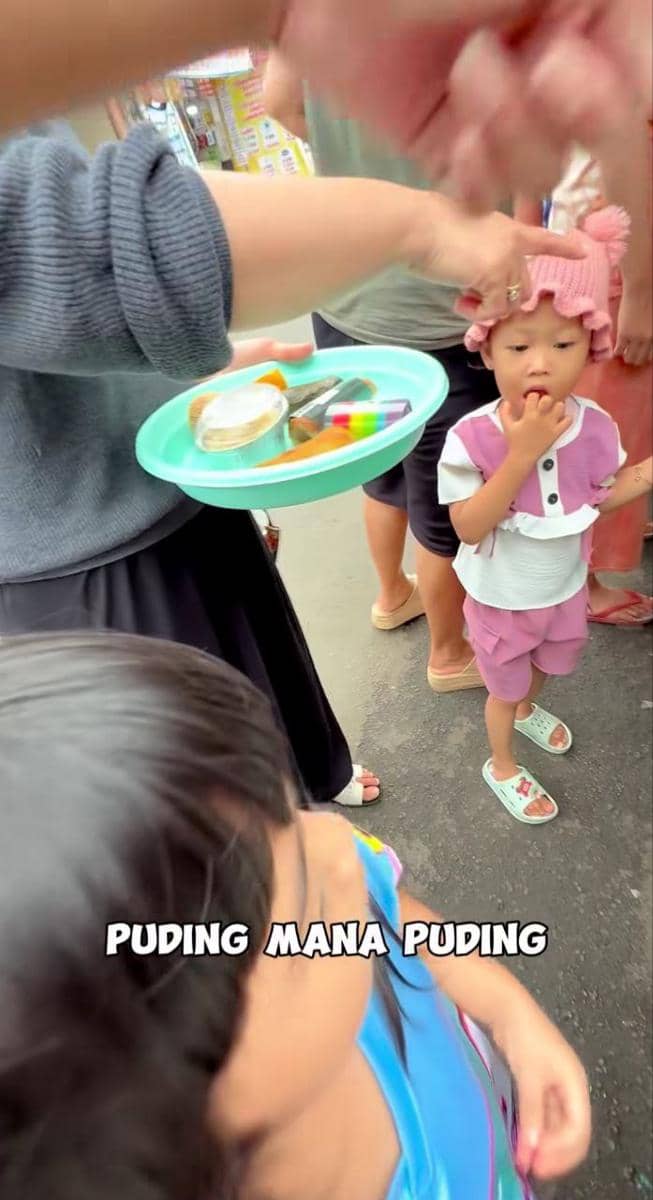 Moana anak Ria Ricis saat berburu takjil untuk berbuka puasa.