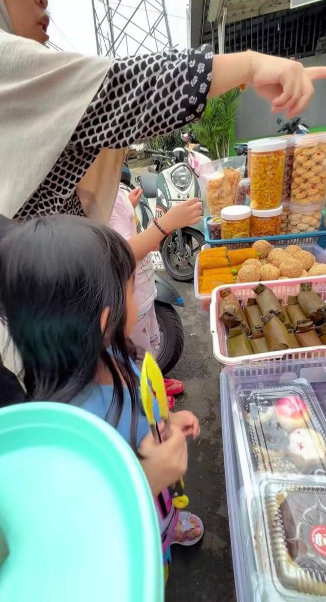 Moana anak Ria Ricis saat berburu takjil untuk berbuka puasa.