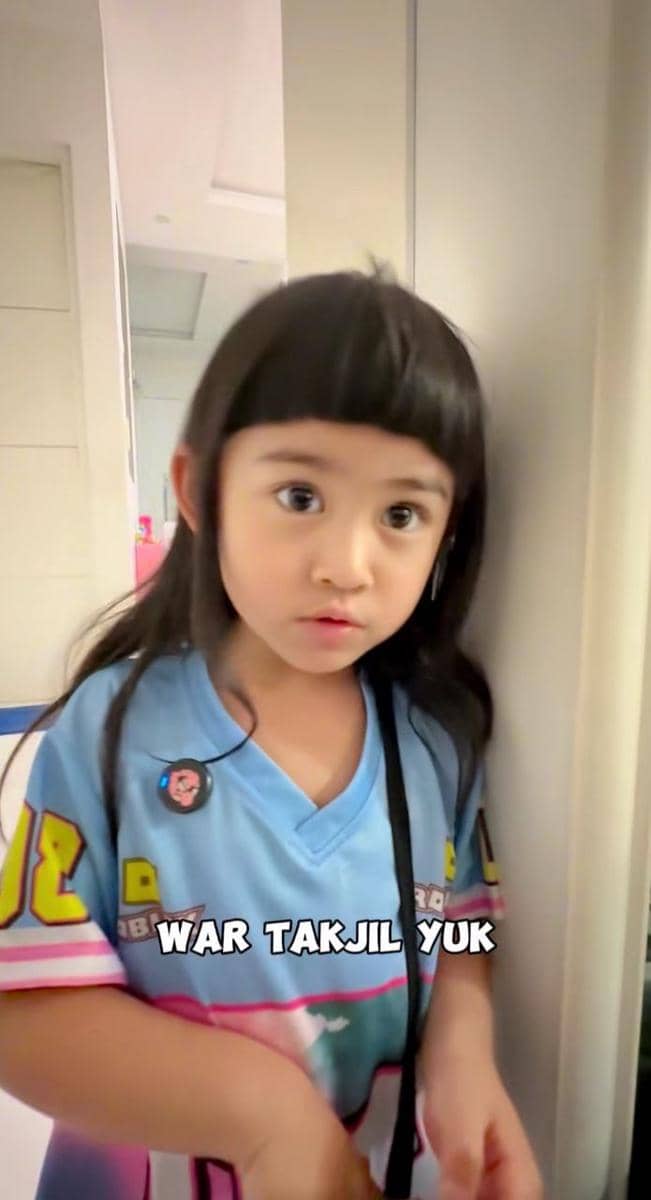 Moana anak Ria Ricis saat berburu takjil untuk berbuka puasa.