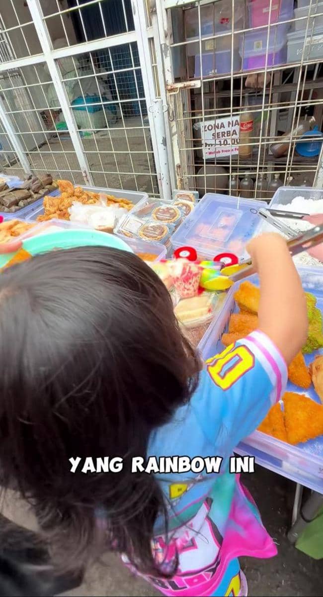 Moana anak Ria Ricis saat berburu takjil untuk berbuka puasa.