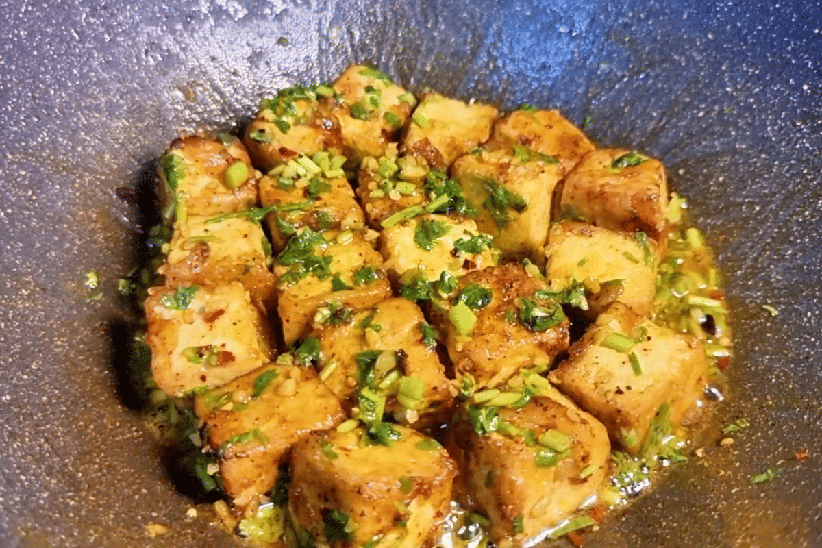 ilustrasi tahu masak saus mentega