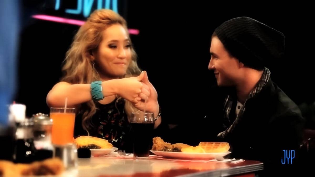 cuplikan MV "The DJ Is Mine"