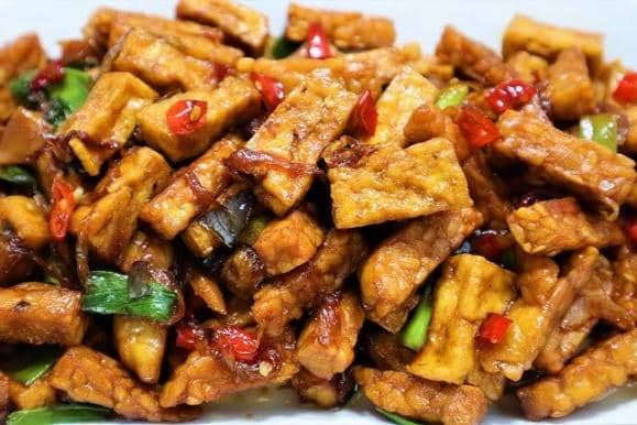 ilustrasi tahu orek kecap manis