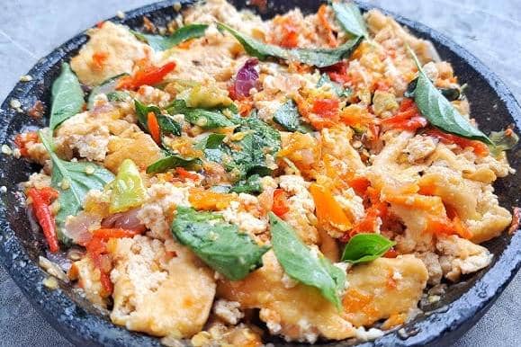 ilustrasi tahu penyet sambal bawang